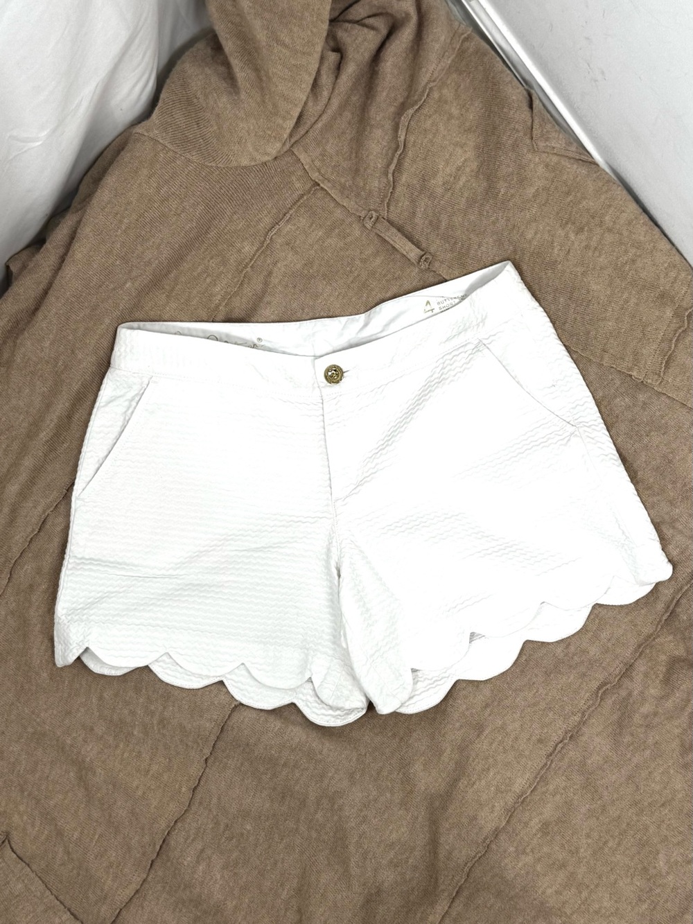 Lilly Pulitzer White Buttercup Scallop Shorts Size 4 Excellent Condition